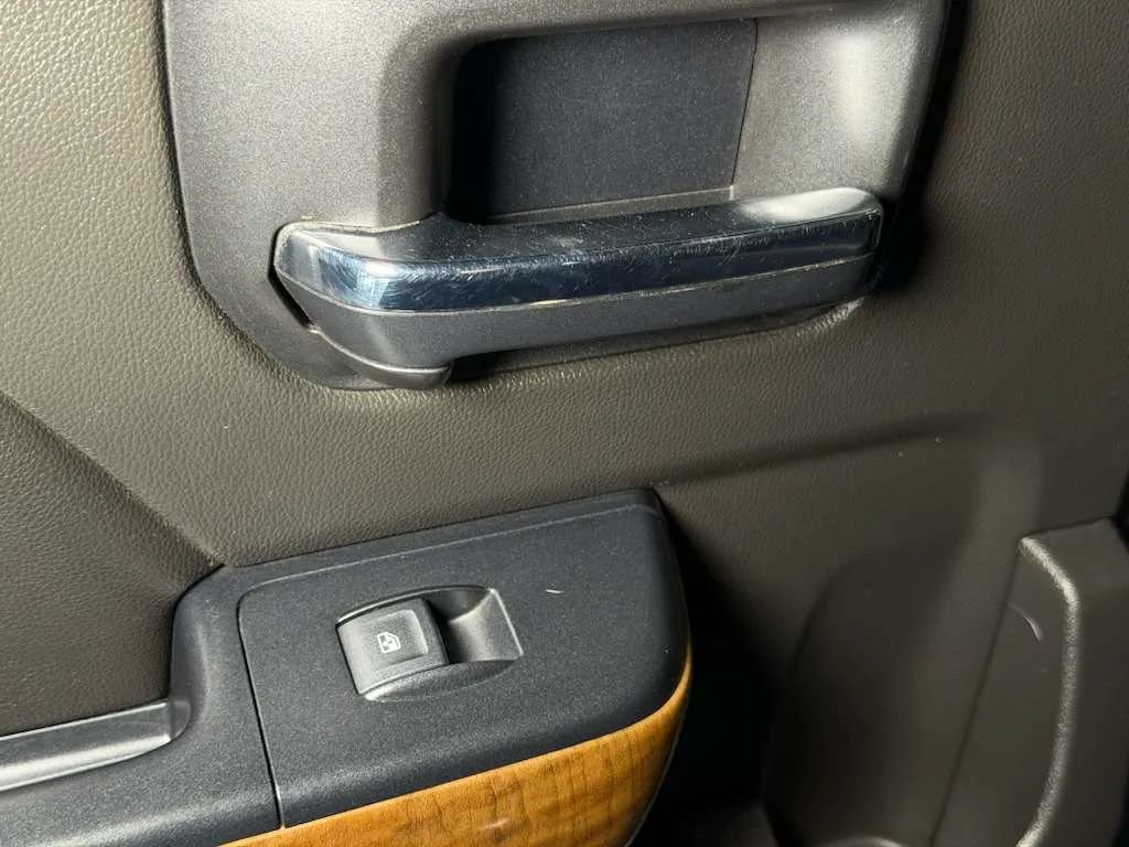 Used 2018 Chevrolet Silverado 1500 LTZ w/ LTZ Plus Package AWD/4WD image 13