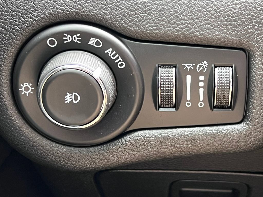 Used 2016 Jeep Cherokee Latitude AWD/4WD image 14