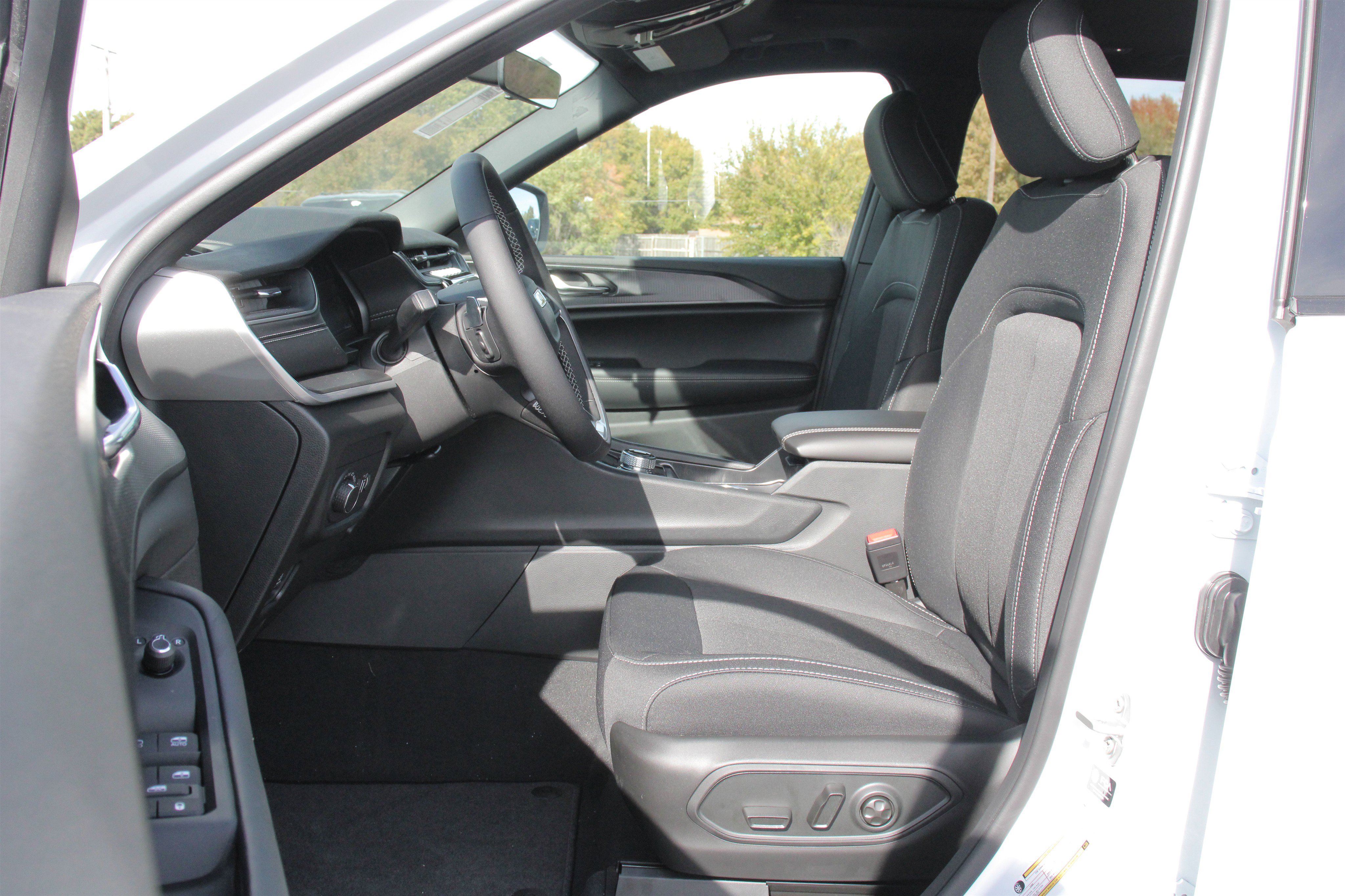 New 2025 Jeep Grand Cherokee Laredo w/ Luxury Tech Group I image 3