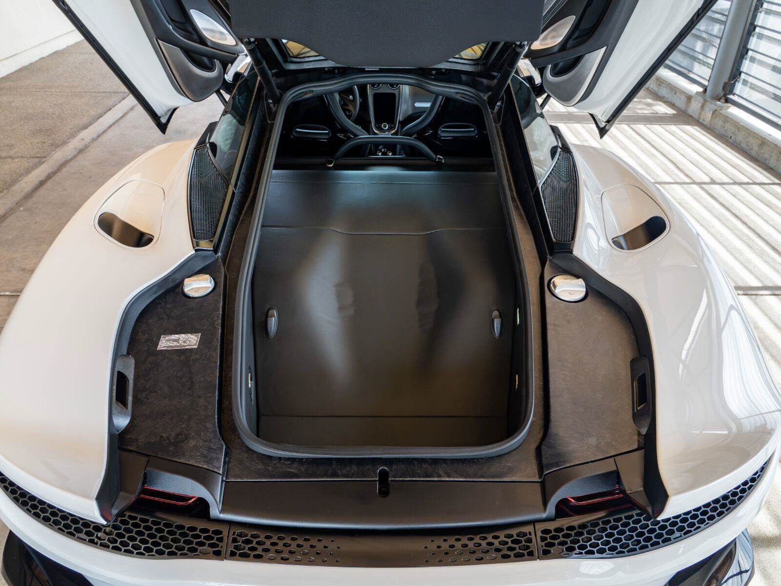 Used 2020 McLaren GT RWD image 25