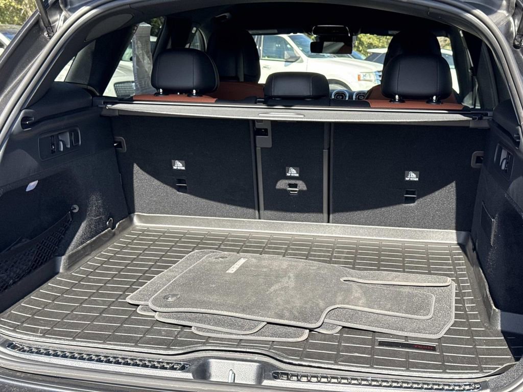 Used 2025 Mercedes-Benz GLC 300 4MATIC image 11