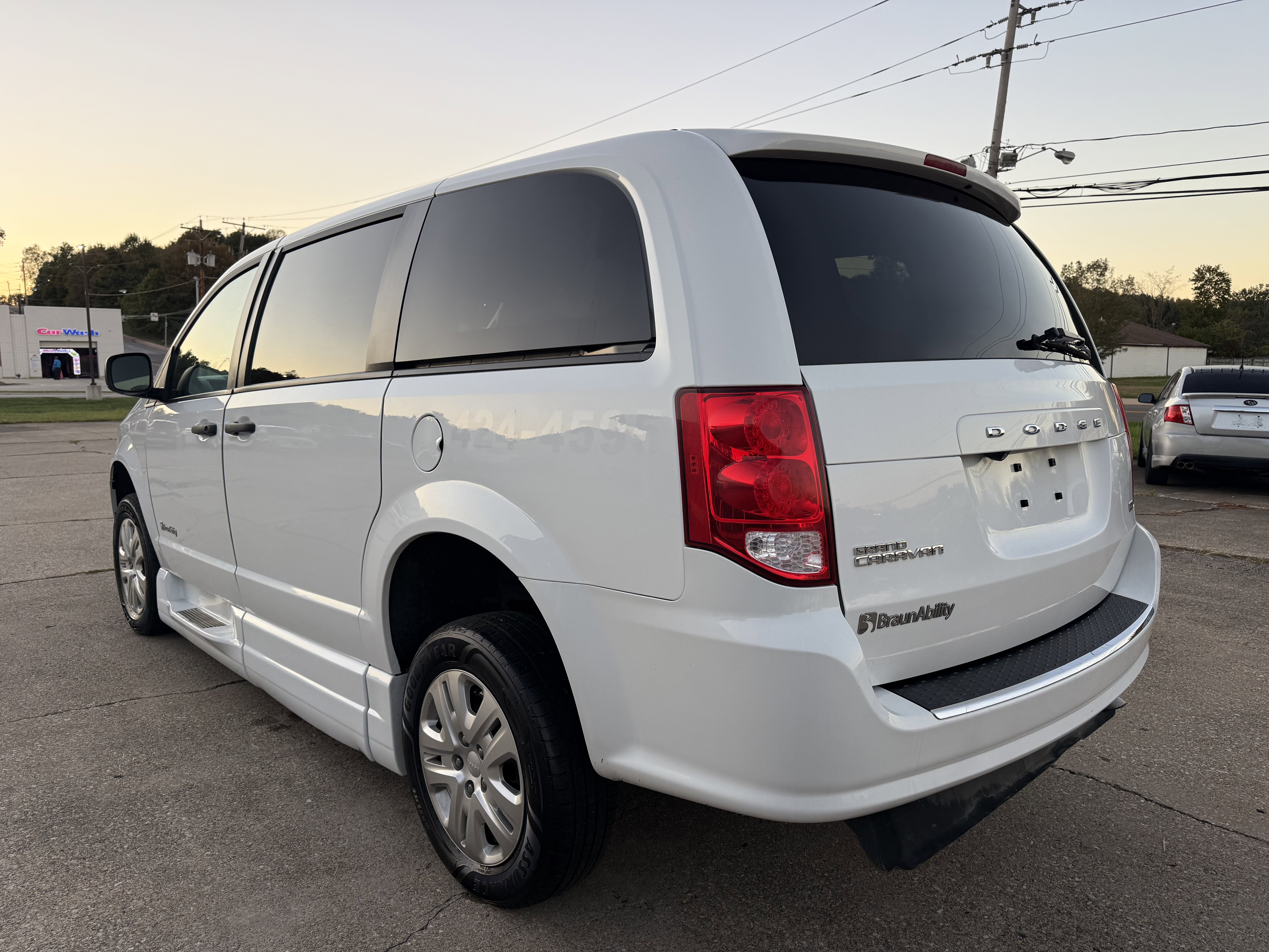 Used 2019 Dodge Grand Caravan SE image 4