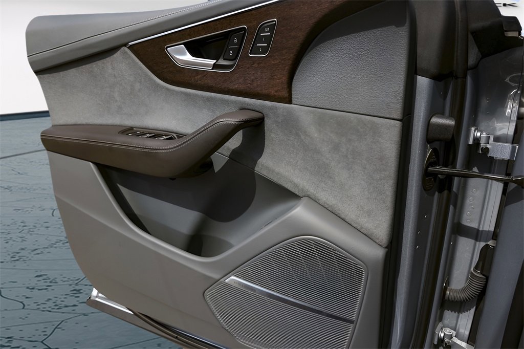 Used 2024 Audi Q8 Prestige image 25