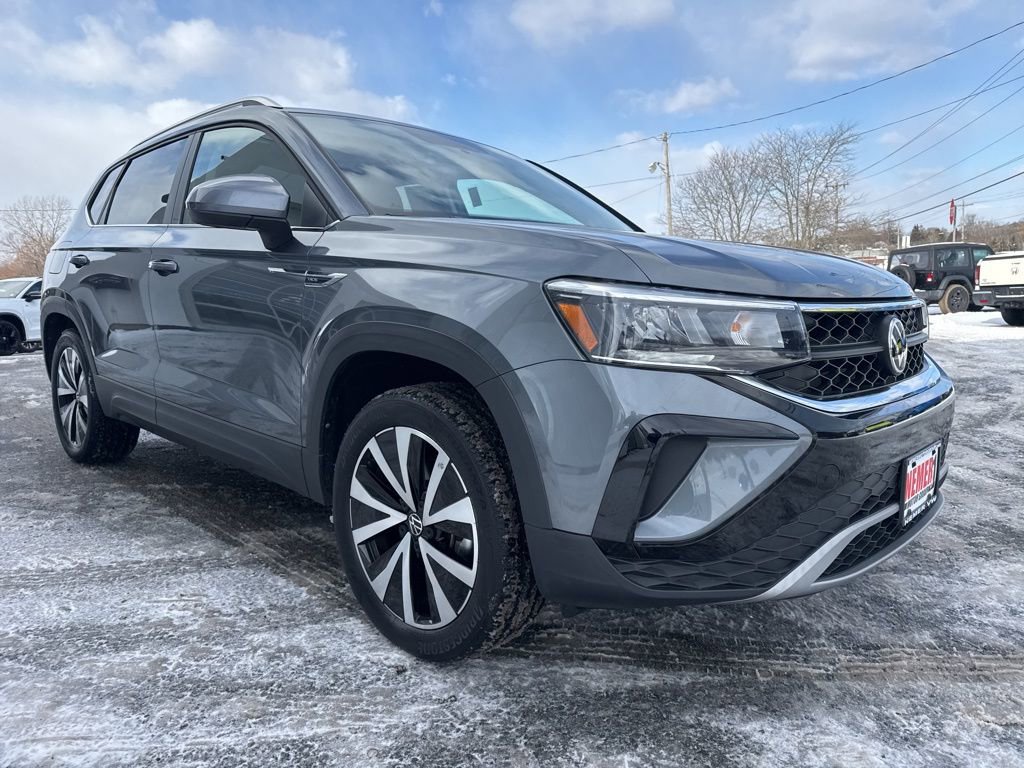 Certified 2022 Volkswagen Taos SE image 3