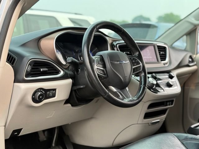 Used 2019 Chrysler Pacifica Touring-L FWD image 8