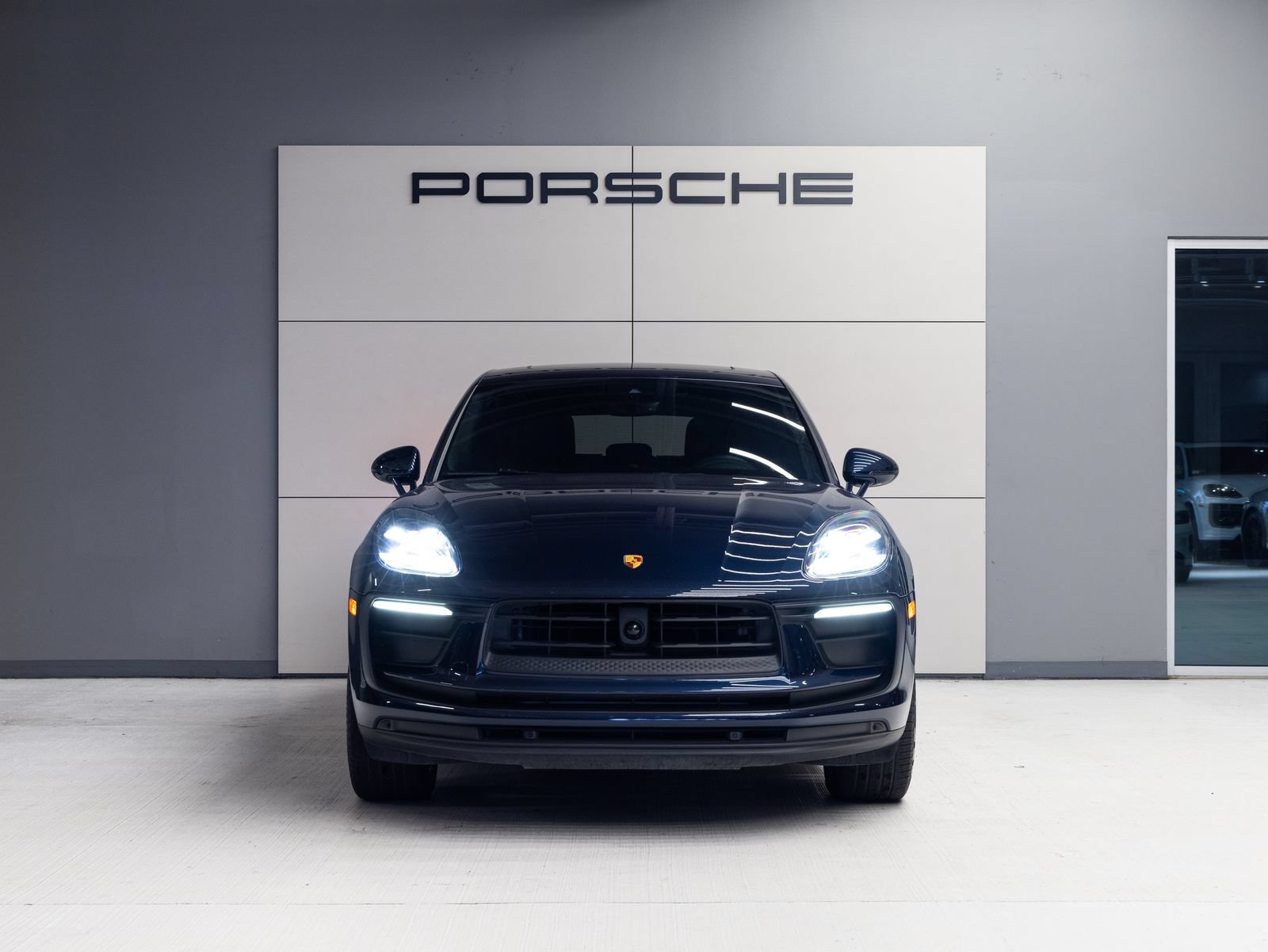 Certified 2023 Porsche Macan AWD/4WD image 10