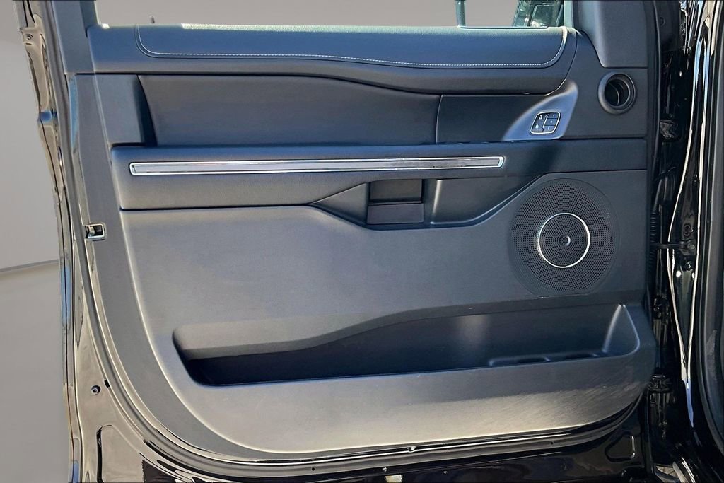 Used 2023 Ford Expedition XLT image 18