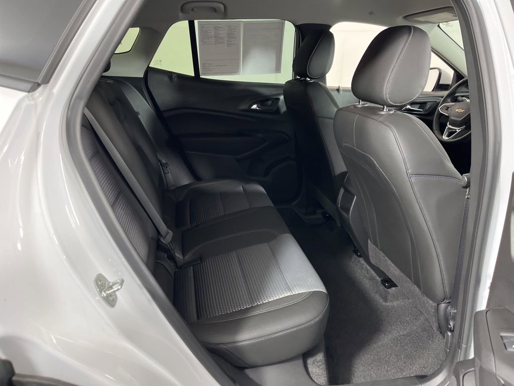 Used 2025 Chevrolet Trax LT w/ LT Convenience Package image 8