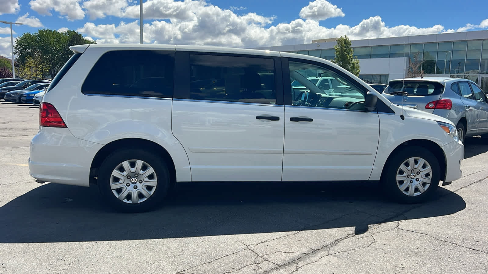 Used 2011 Volkswagen Routan S image 4