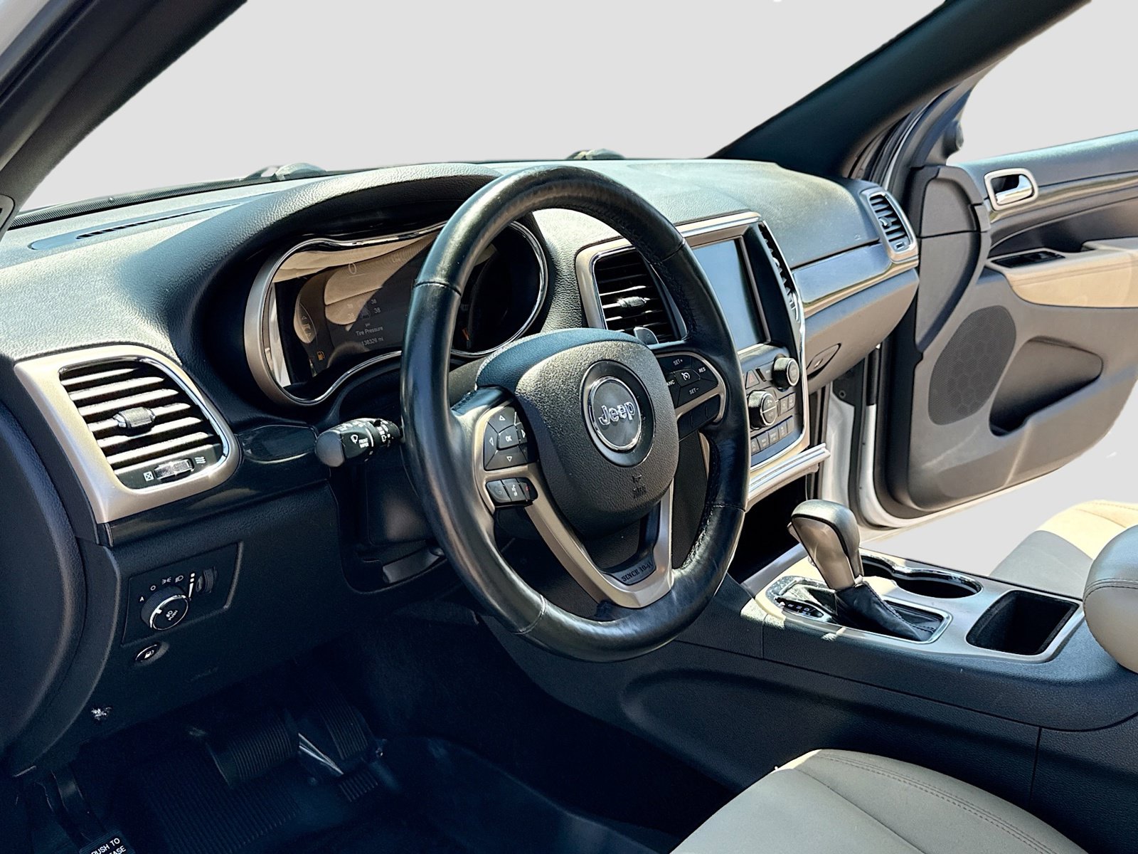 Used 2017 Jeep Grand Cherokee Laredo AWD/4WD image 4