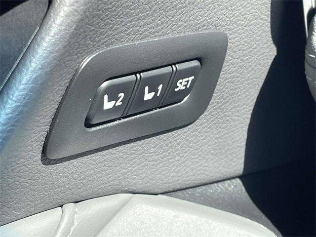 Used 2020 Toyota Avalon Limited image 27