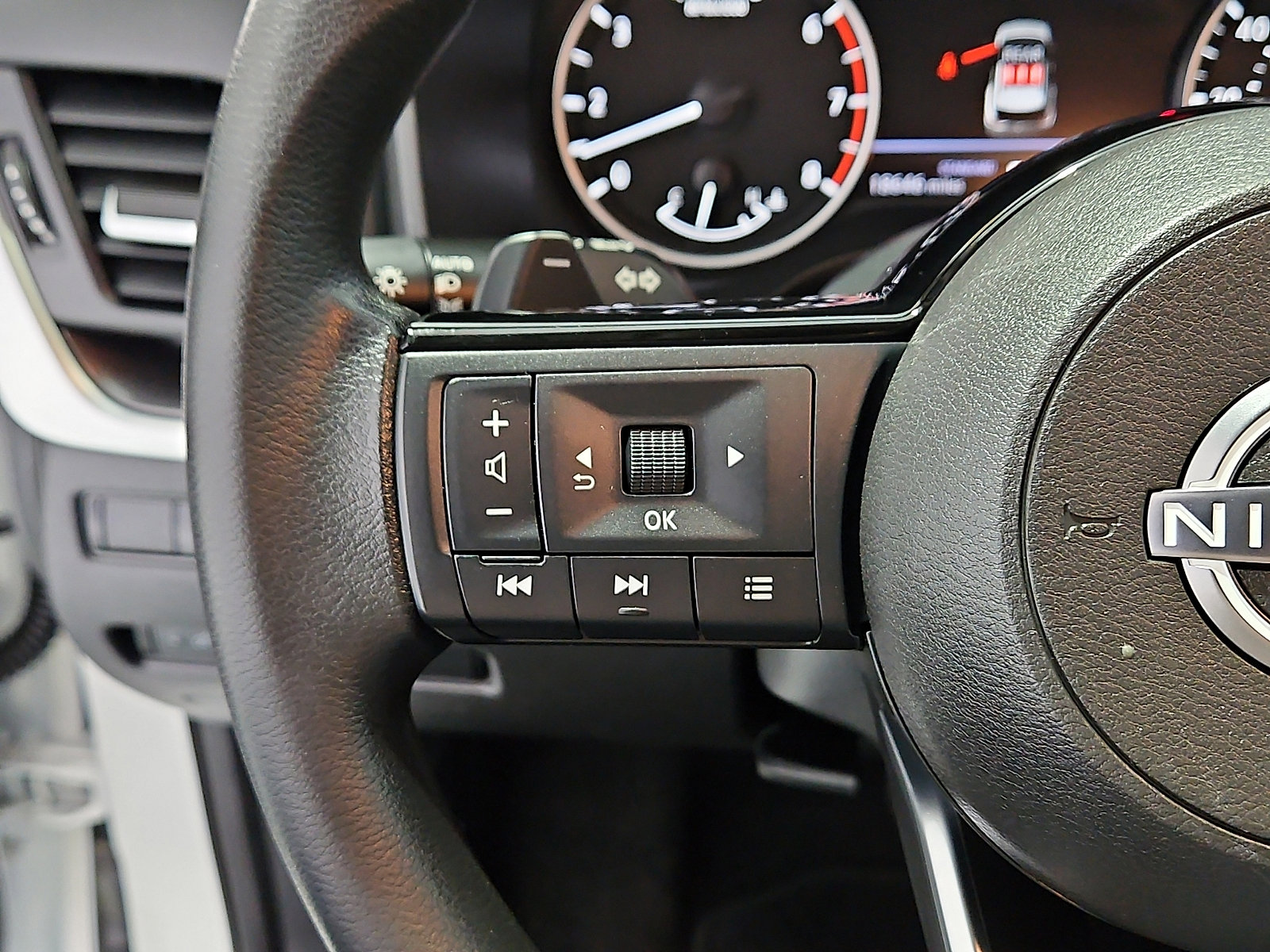 Used 2023 Nissan Rogue SV image 16