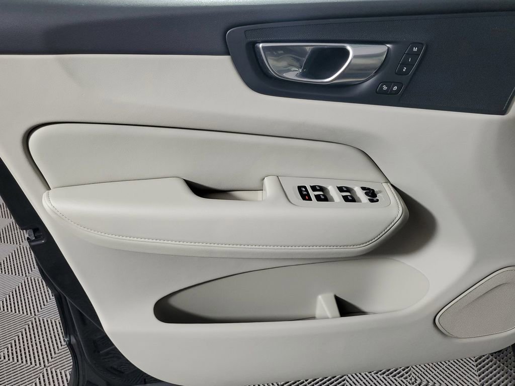 Used 2023 Volvo XC60 B5 Plus image 21