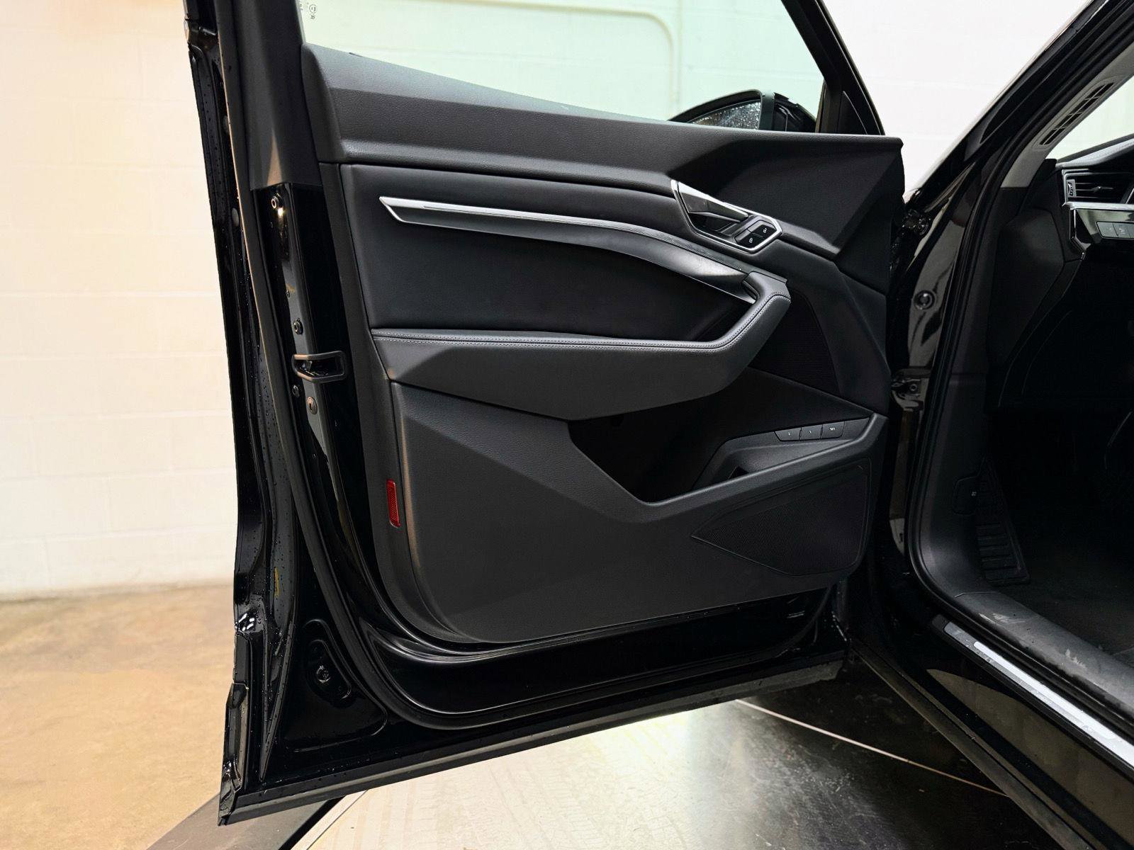 Used 2022 Audi e-tron Premium w/ Convenience Plus Package image 12