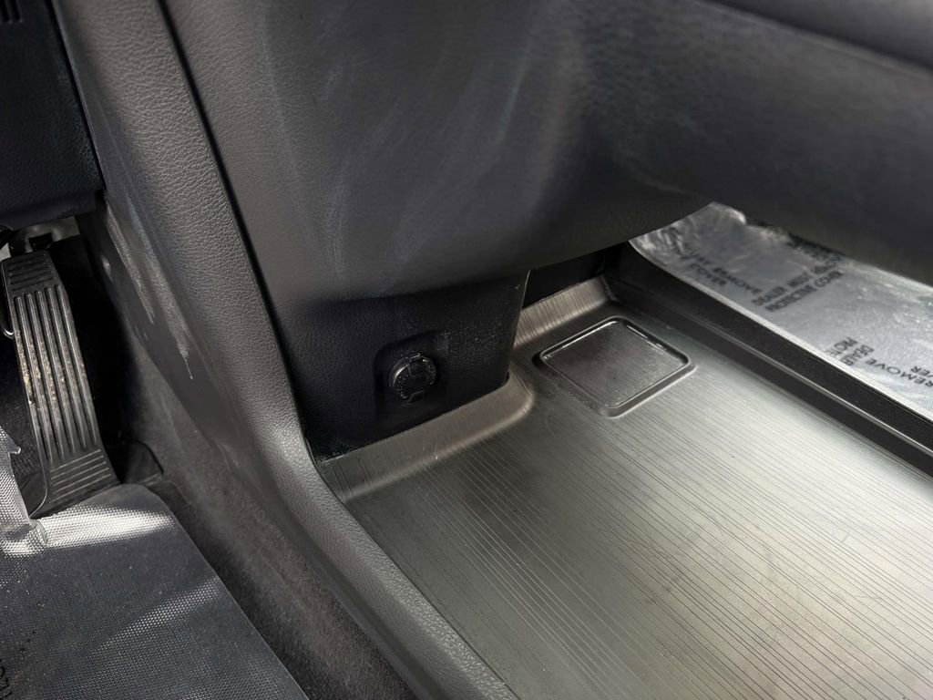 Used 2025 Toyota Sienna Platinum image 34