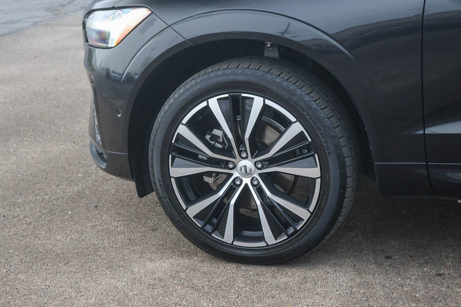 Used 2023 Volvo XC60 B5 Plus image 10