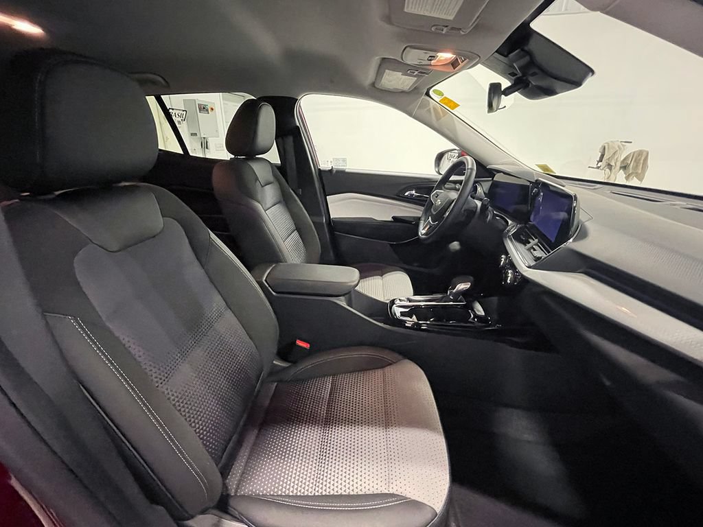 Used 2025 Chevrolet Trax LT FWD image 26