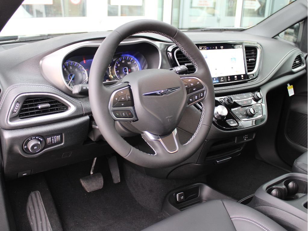 New 2026 Chrysler Pacifica Select AWD/4WD image 13