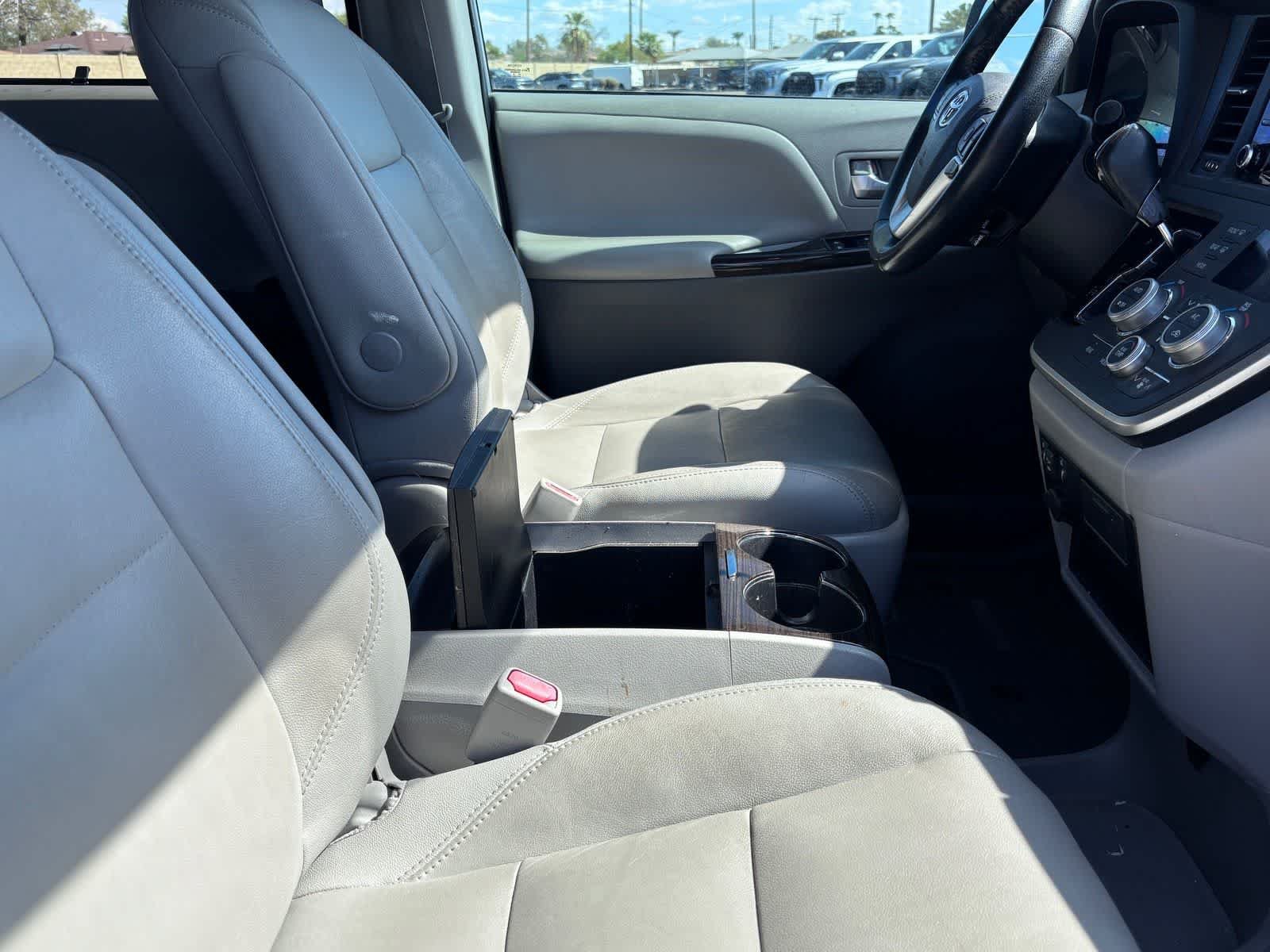 Used 2020 Toyota Sienna XLE w/ XLE Navigation Package FWD image 9