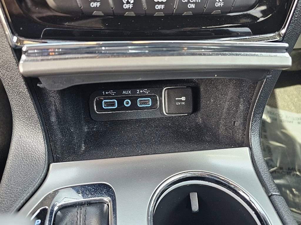 Used 2020 Jeep Grand Cherokee Laredo w/ 18" Wheel & 8.4" Radio Group image 28