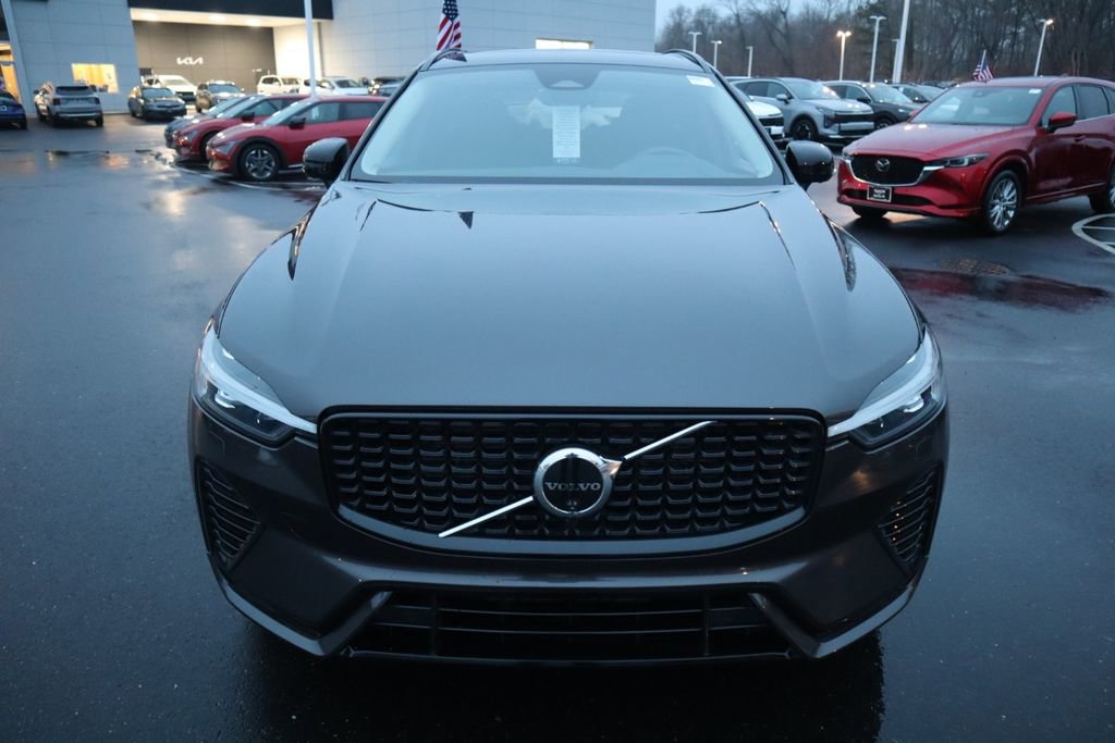 Used 2025 Volvo XC60 B5 Plus w/ Climate Package image 3