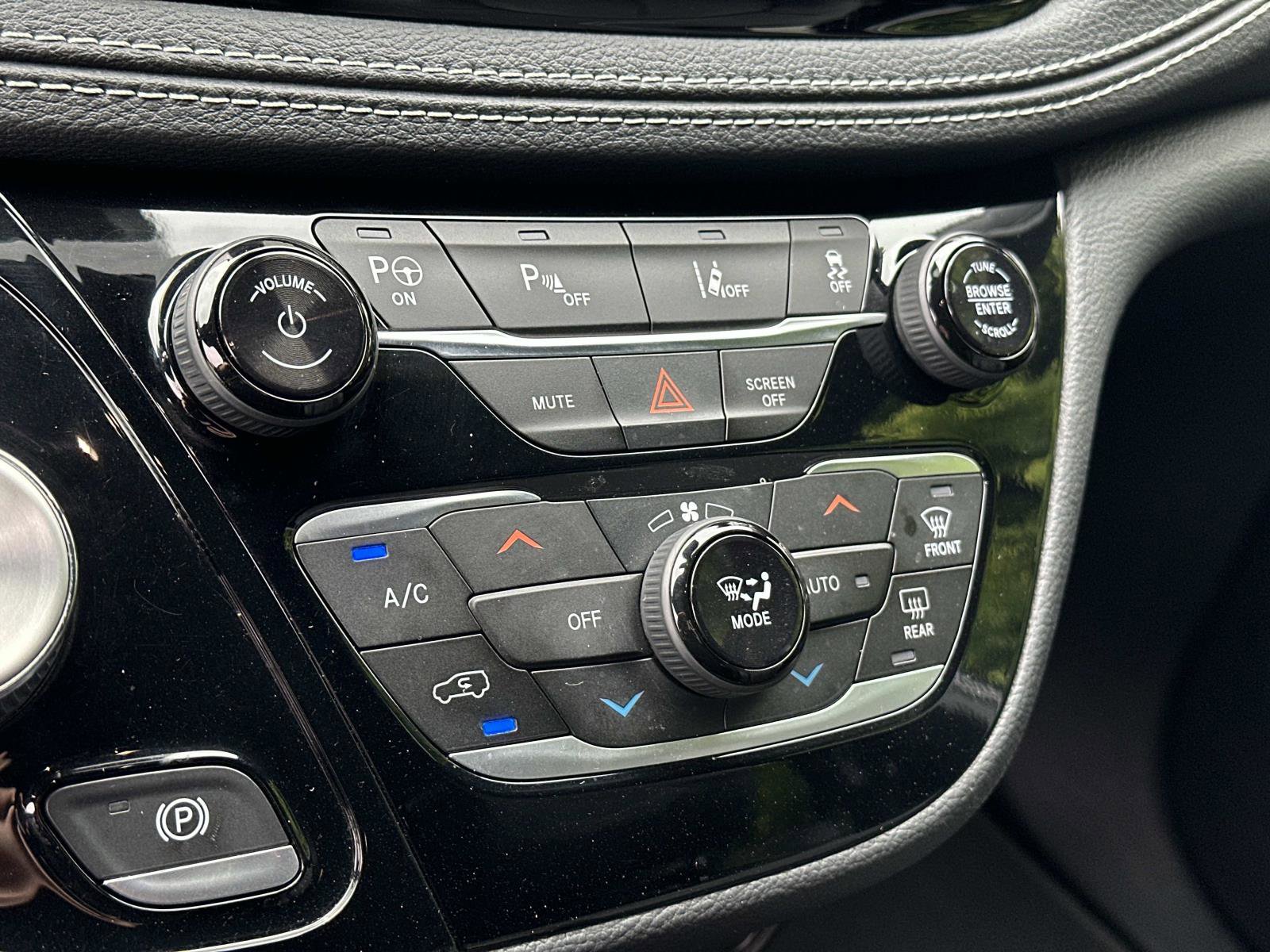 Used 2022 Chrysler Pacifica Touring-L w/ Uconnect Theater Family Group image 12