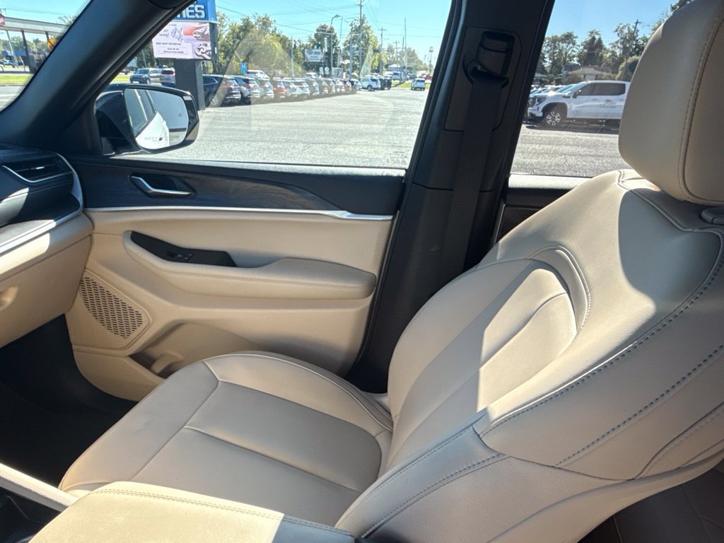 Used 2025 Jeep Grand Cherokee Limited AWD/4WD image 17