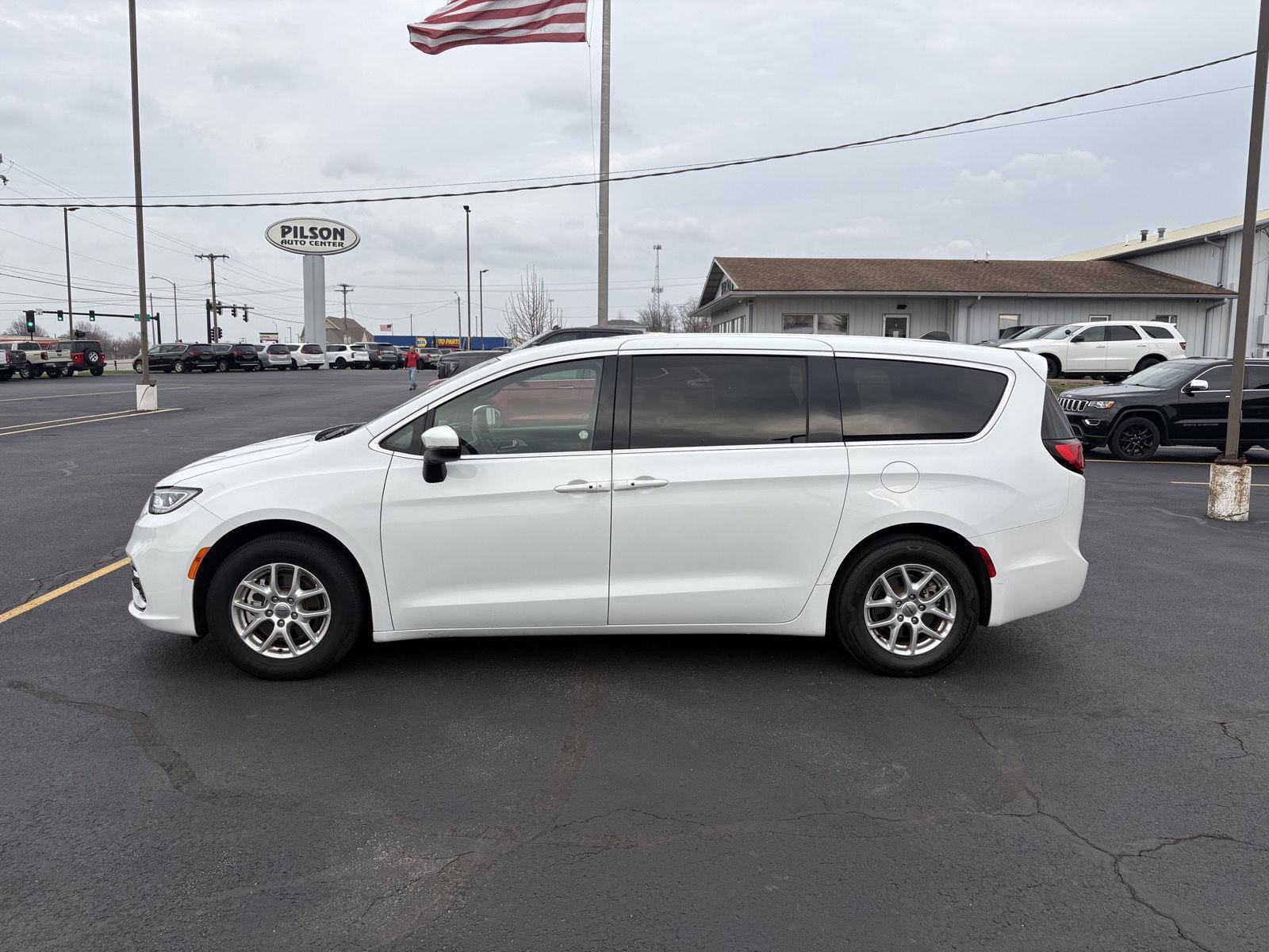 Used 2023 Chrysler Pacifica Touring image 20