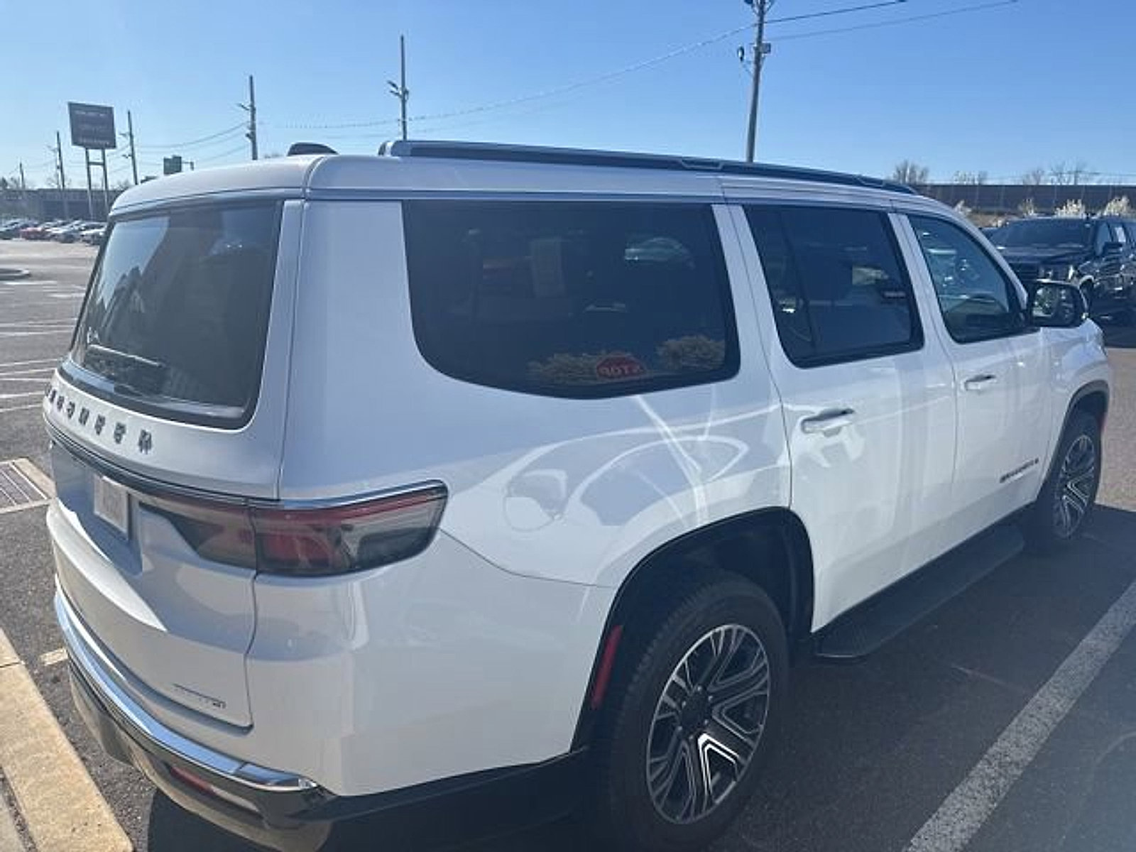 Used 2024 Jeep Wagoneer Series II w/ Flexible Seating Group image 2