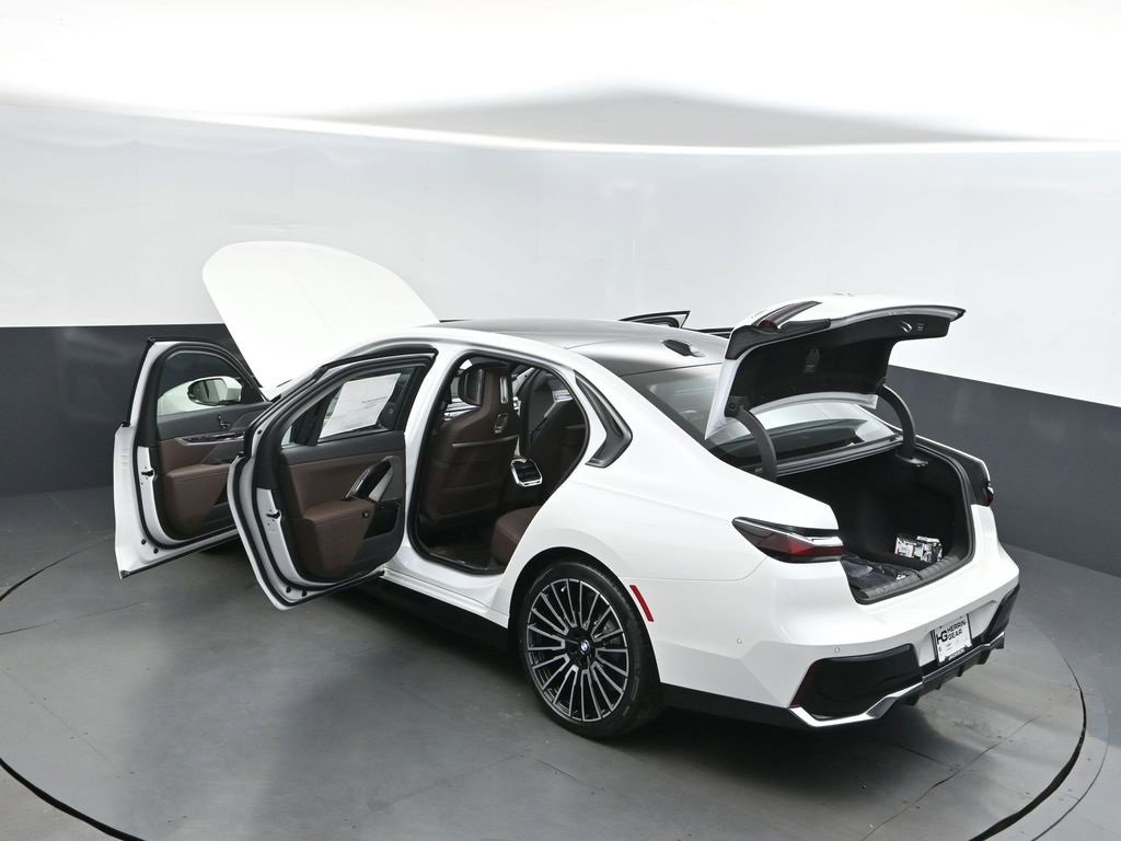 New 2026 BMW 750e xDrive image 28
