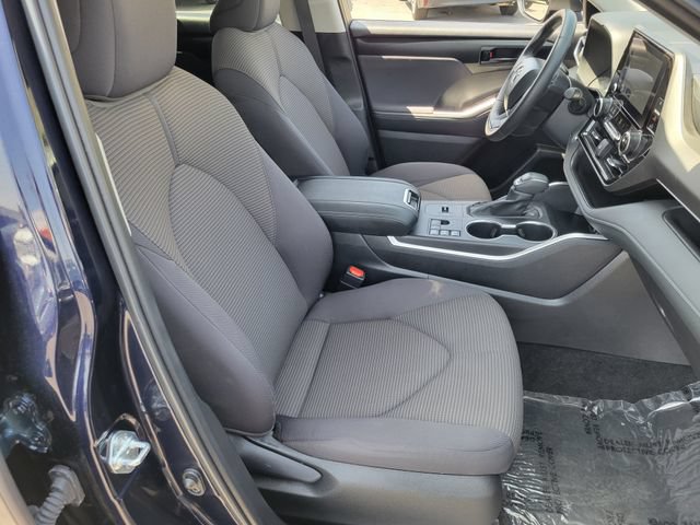 Used 2025 Toyota Highlander LE FWD image 19