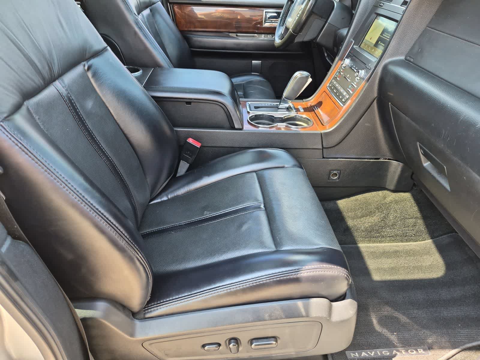 Used 2017 Lincoln Navigator Select AWD/4WD image 22