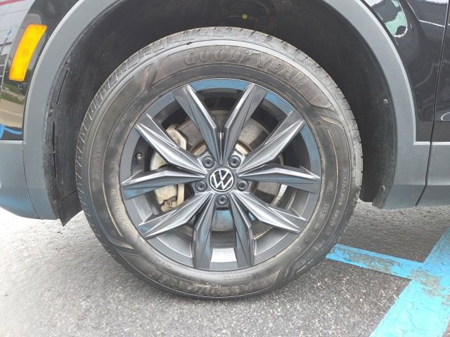Used 2024 Volkswagen Tiguan SE w/ Panoramic Sunroof Package AWD/4WD image 28