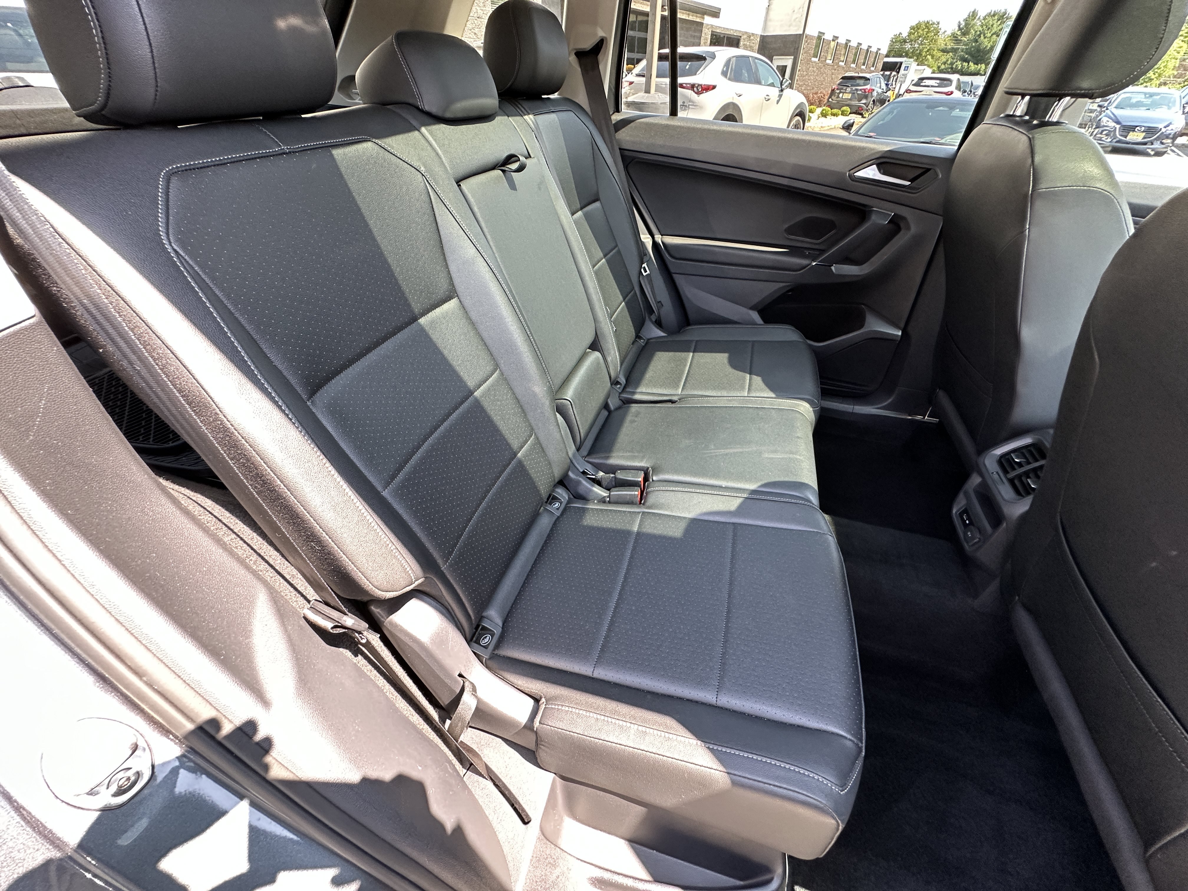 Used 2020 Volkswagen Tiguan SEL AWD/4WD image 35
