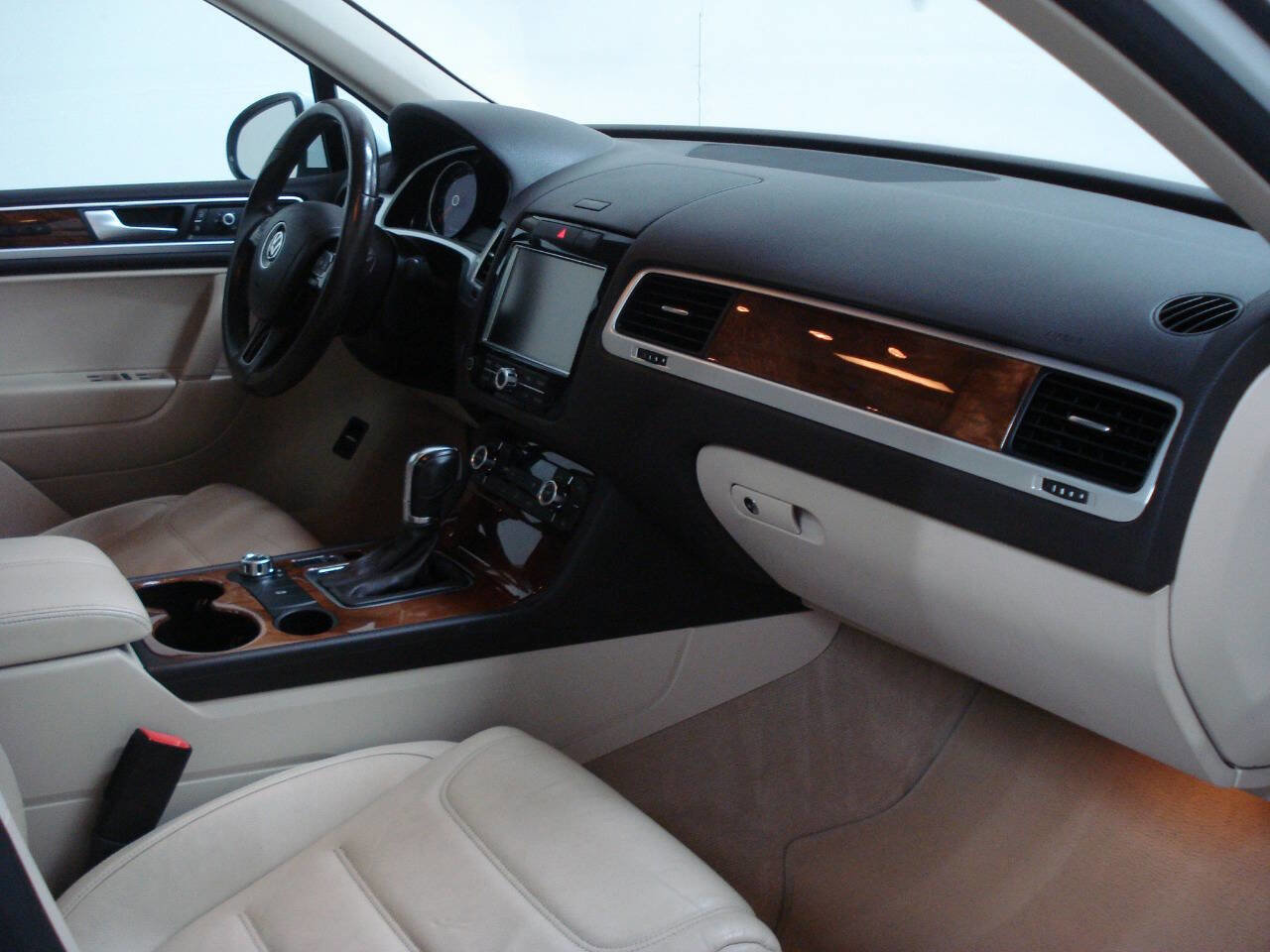 Used 2013 Volkswagen Touareg Sport image 36