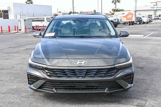 Used 2025 Hyundai Elantra Limited image 2