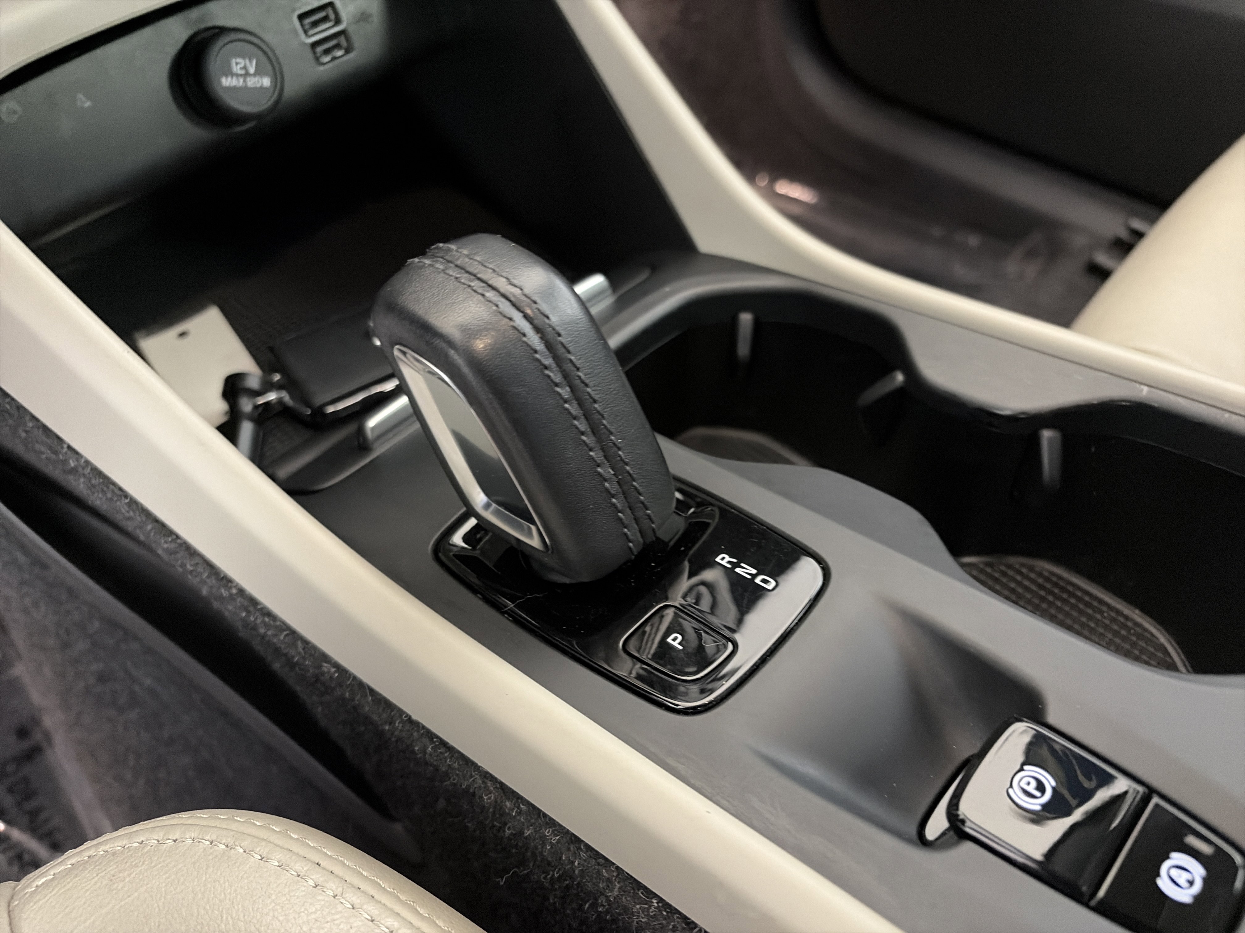 Used 2021 Volvo XC40 T5 Momentum w/ Premium Package image 25