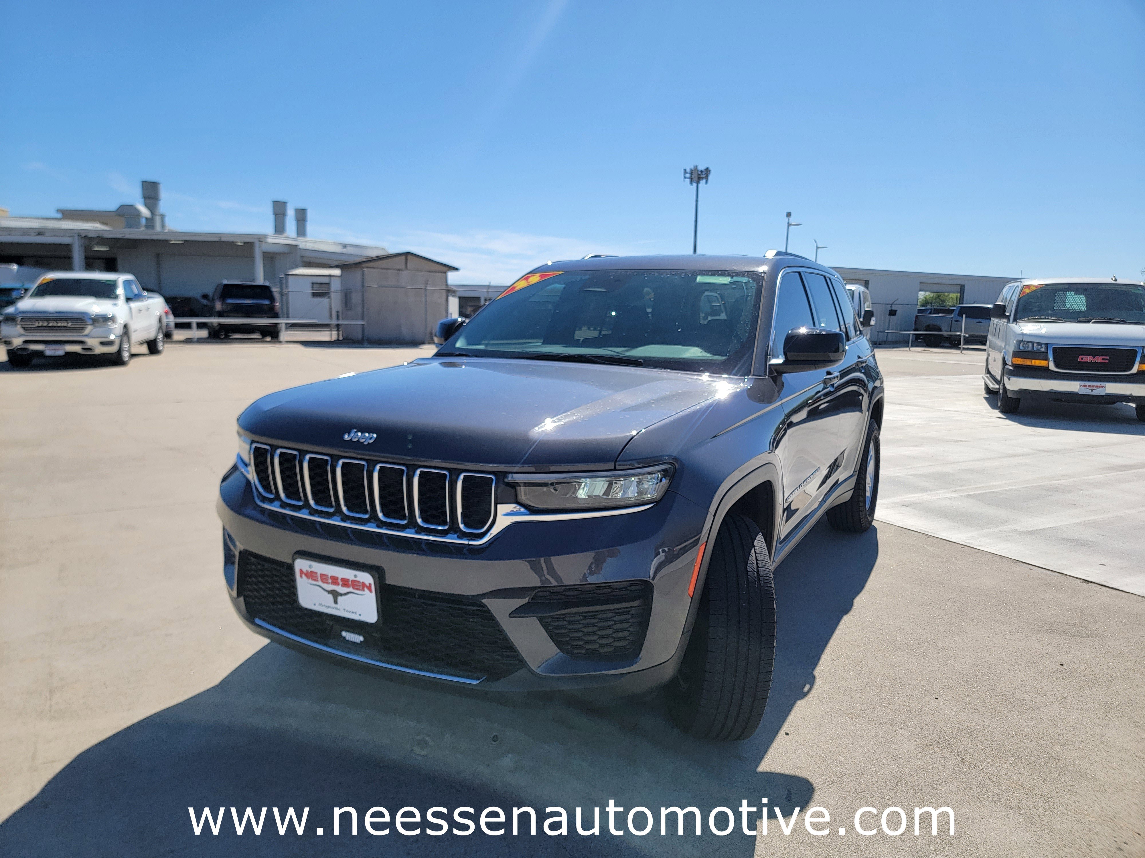 Used 2025 Jeep Grand Cherokee Laredo image 3