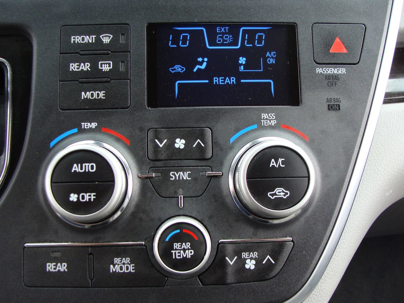Used 2019 Toyota Sienna XLE w/ XLE Navigation Package FWD image 24