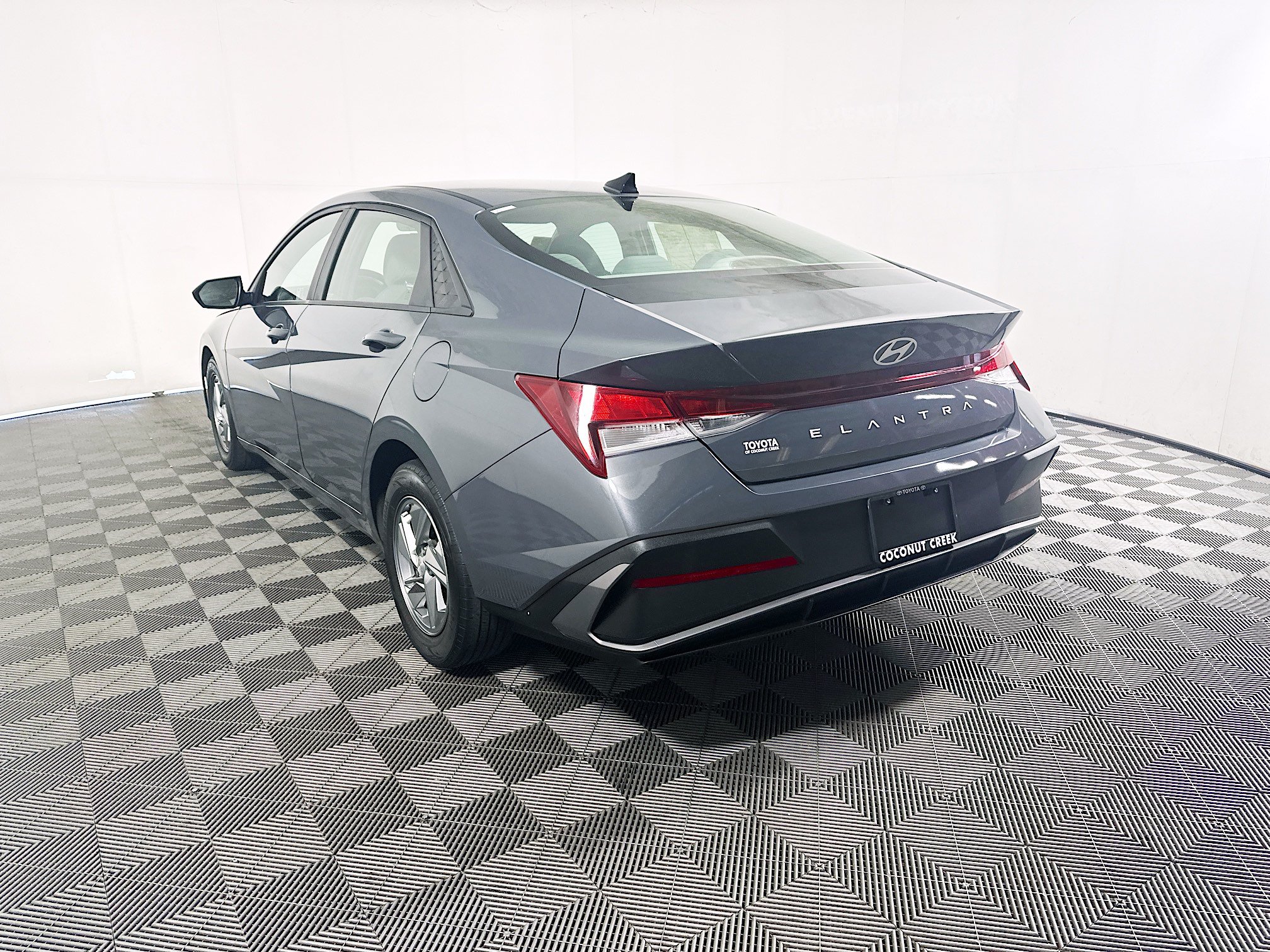 Used 2024 Hyundai Elantra SE FWD image 5