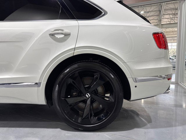 Used 2018 Bentley Bentayga image 19