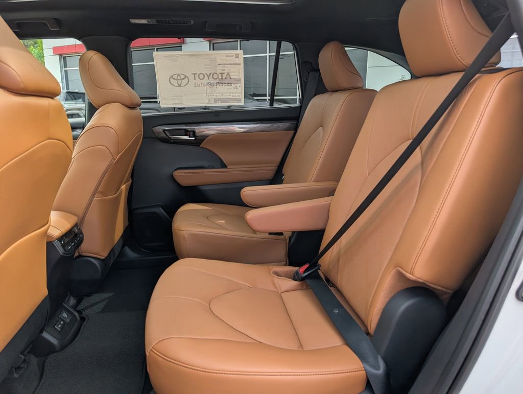New 2026 Toyota Highlander Platinum image 29