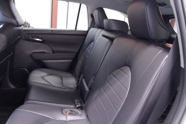 Used 2022 Toyota Highlander XLE AWD/4WD image 17