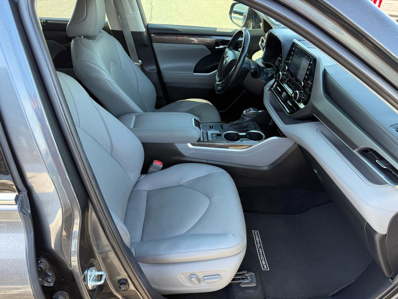Used 2021 Toyota Highlander Limited FWD image 19