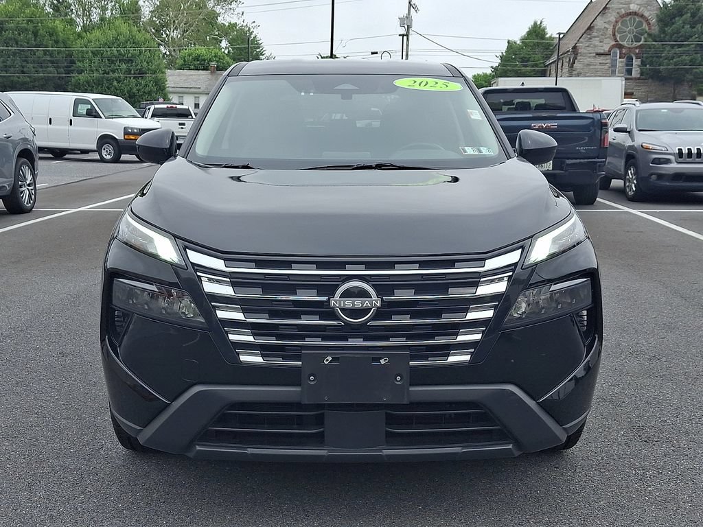 Used 2025 Nissan Rogue SV AWD/4WD image 2