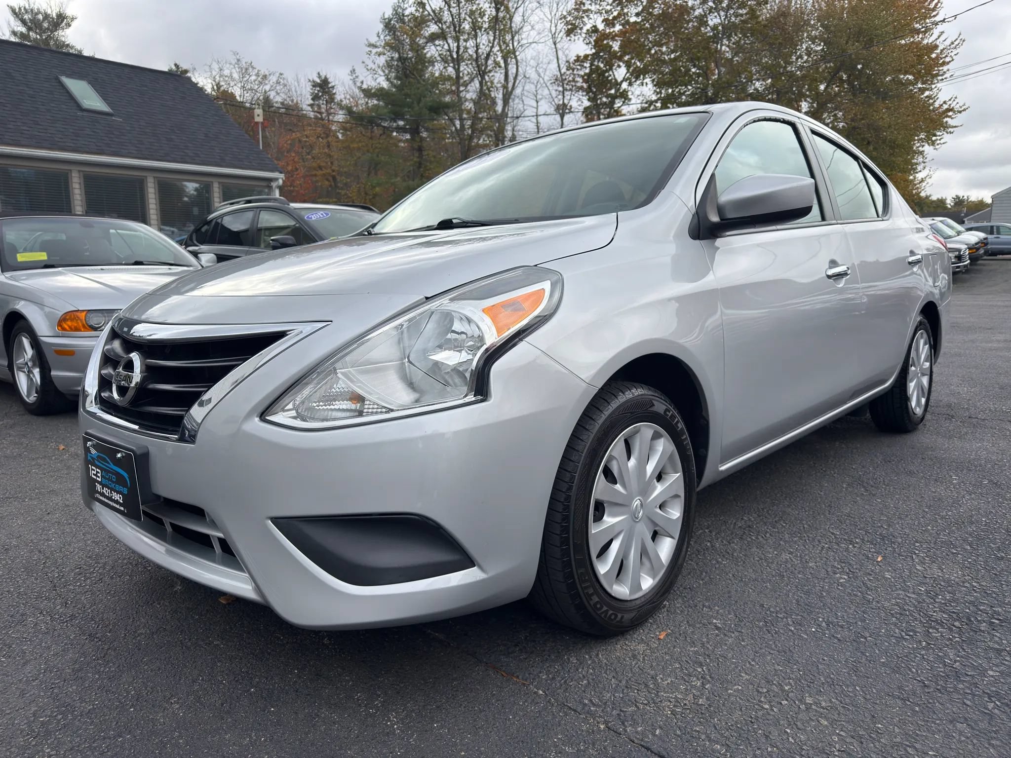 Used 2019 Nissan Versa SV FWD image 3
