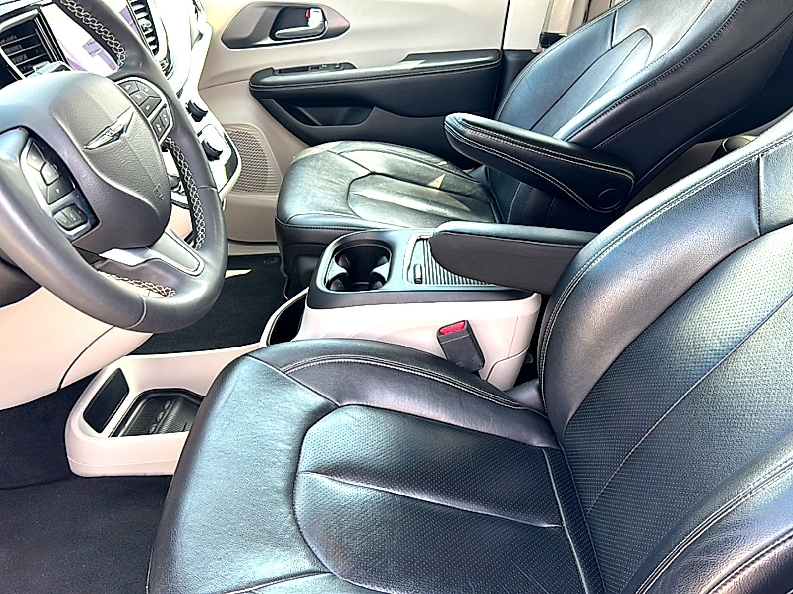 Used 2022 Chrysler Pacifica Touring-L image 13