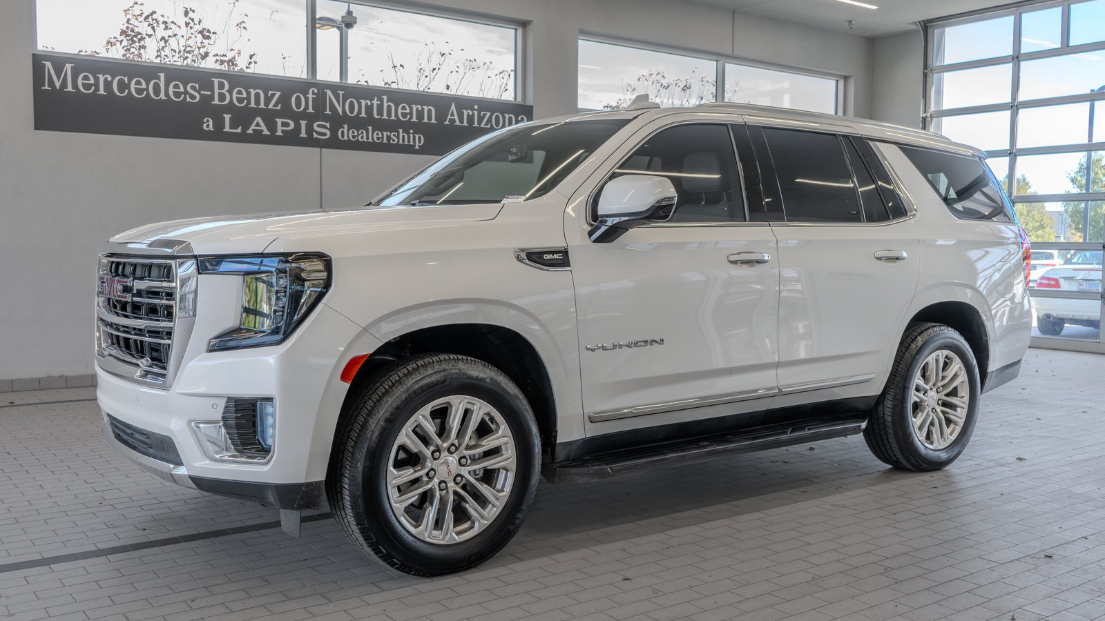 Used 2022 GMC Yukon SLT w/ SLT Premium Package AWD/4WD image 3