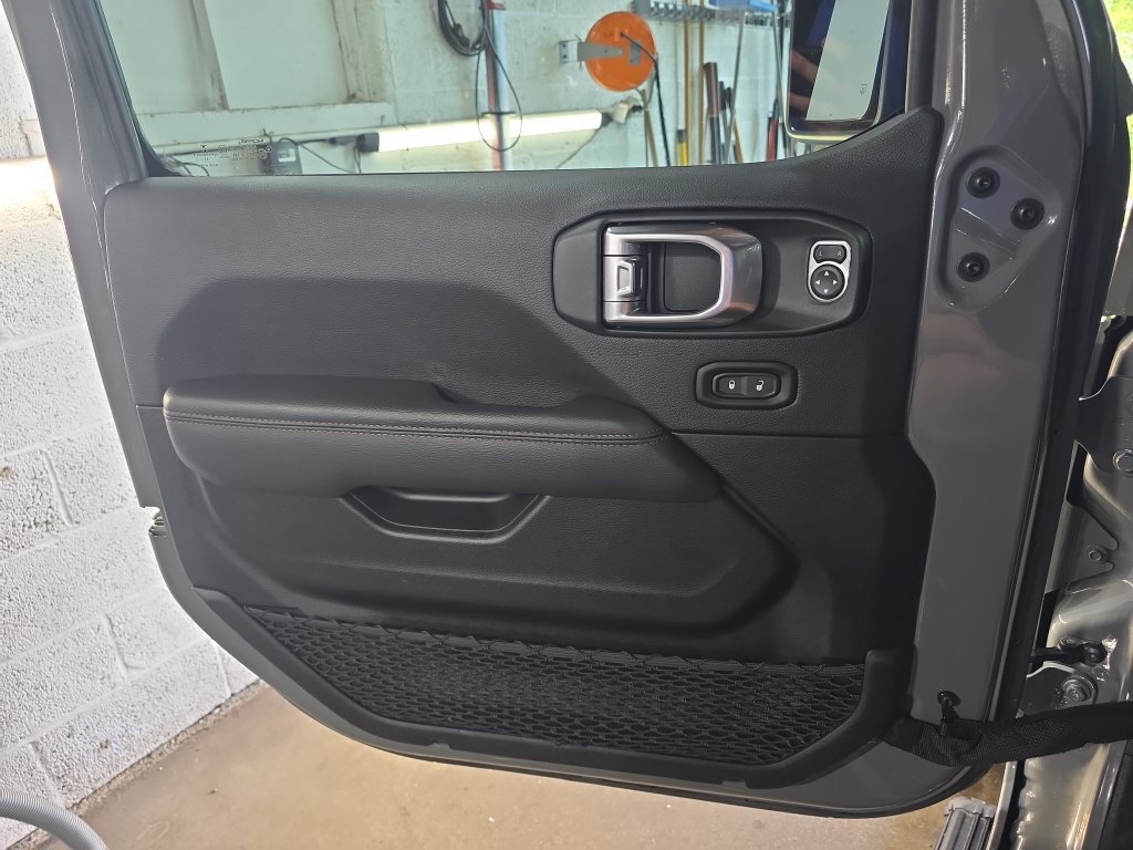 Used 2023 Jeep Wrangler Unlimited Rubicon 392 w/ Xtreme Recon 35" Tire Package AWD/4WD image 27