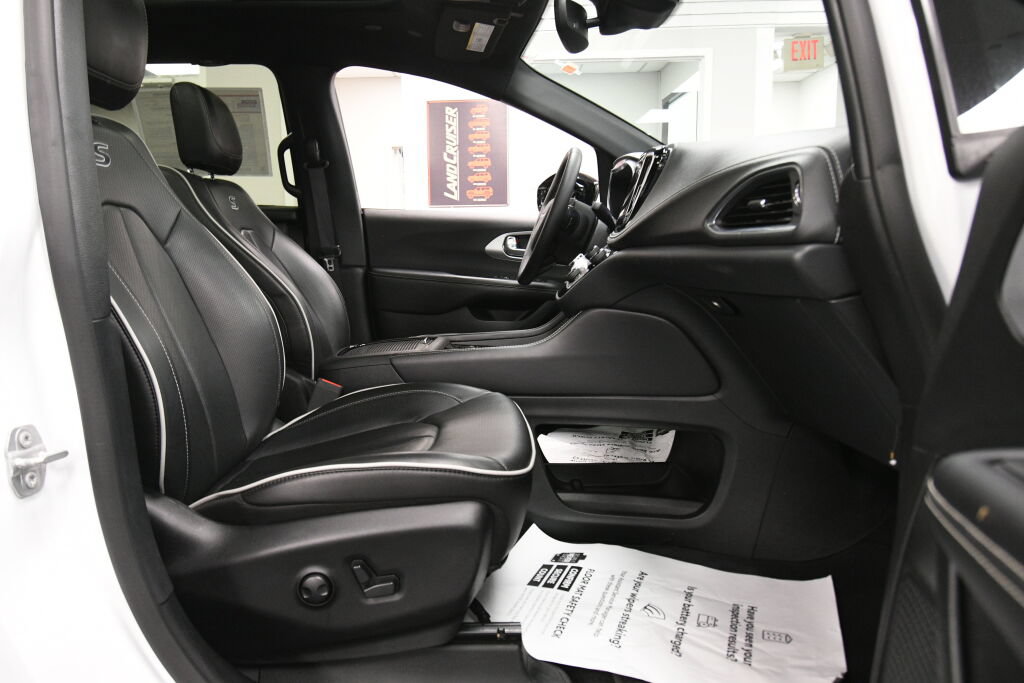 Used 2025 Chrysler Pacifica Limited FWD image 29